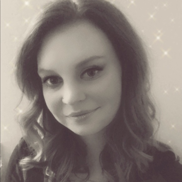 Profile Picture of Kayla Travers (@kaylatravers) on Poshmark