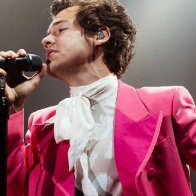 Profile Picture of 𝒿𝓊𝓁𝒾𝒶 IS SEEING HARRY (@ADOREYOUSTY1ES) on Twitter