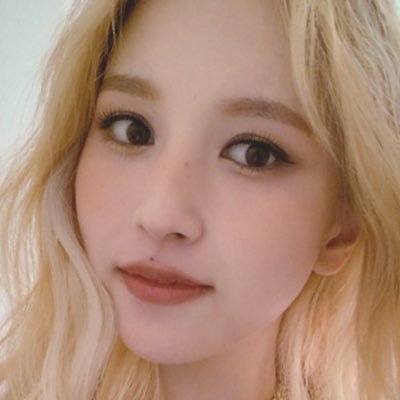 Profile Picture of Mel Love Twice (@softlymina) on Twitter