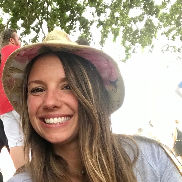 Profile Picture of Danielle Harrelson (@dchbeachbum1) on Poshmark