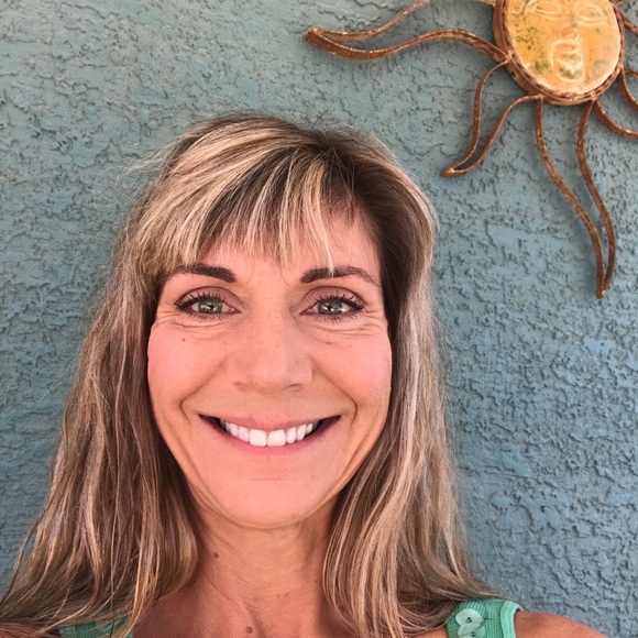 Profile Picture of Jeanie Folstad (@jeaniefolstad) on Poshmark