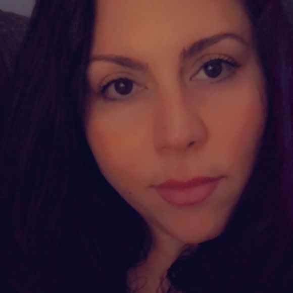 Profile Picture of Joyce Guzman (@bronxxxbeauty) on Poshmark