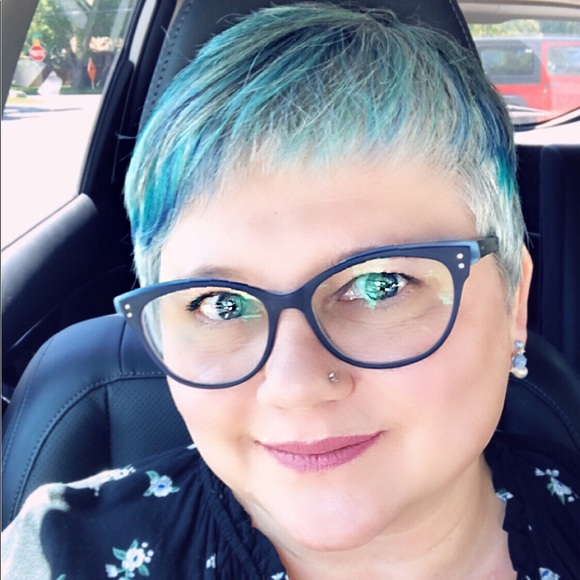 Profile Picture of Crystal Cadger (@crystalcadger) on Poshmark