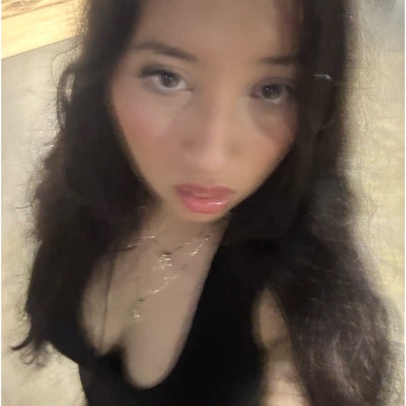 Profile Picture of Karla Colocho (@karlacolocho92) on Poshmark