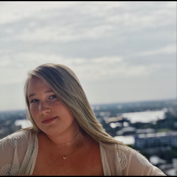 Profile Picture of Lyndsey Guiseppi (@lbguiseppi) on Poshmark