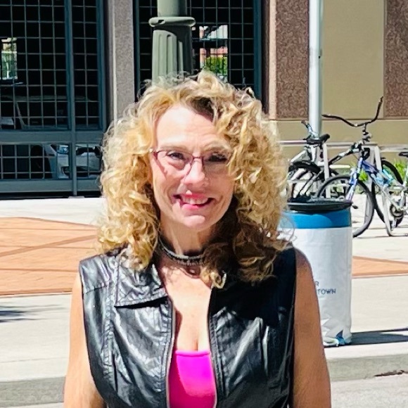 Profile Picture of Janelle Binkley (@janellebinkley) on Poshmark