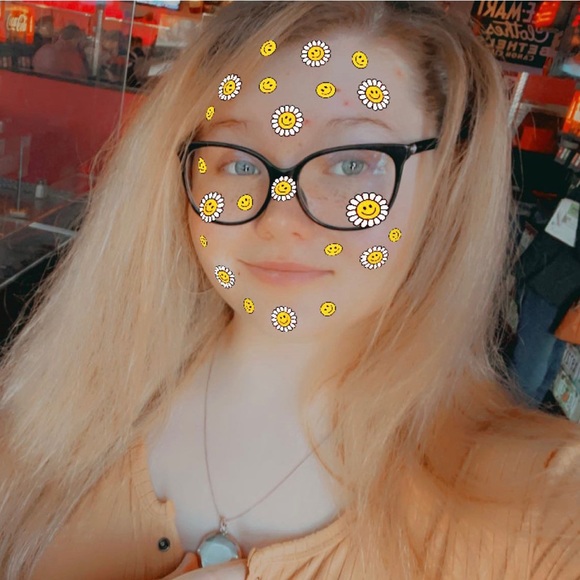 Profile Picture of Amelia Stewart (@melzzz_stewart) on Poshmark