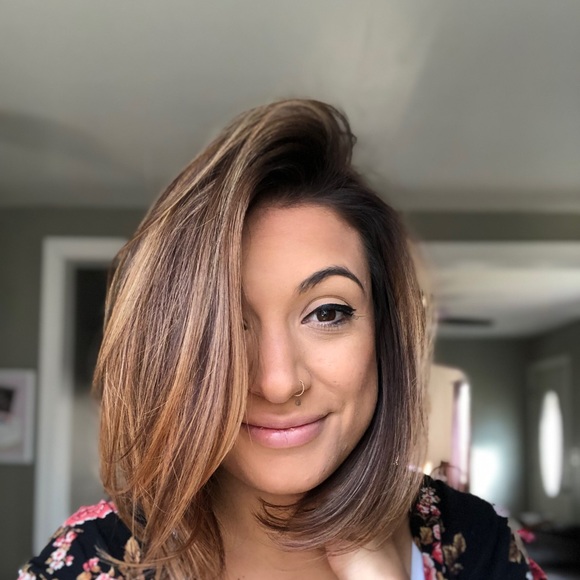 Profile Picture of Angela Manderfield (@angelee81) on Poshmark