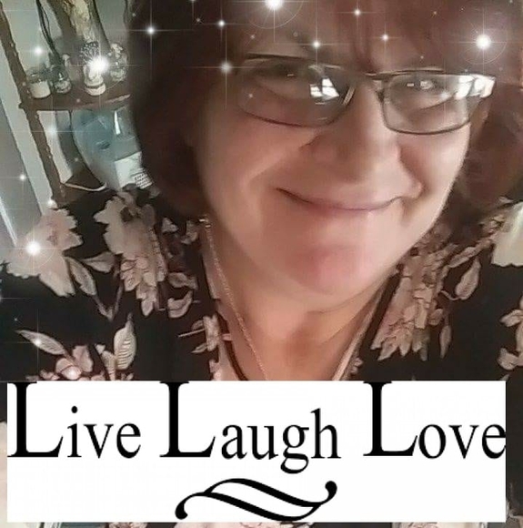 Profile Picture of Helen Roberts (@helenroberts810) on Poshmark