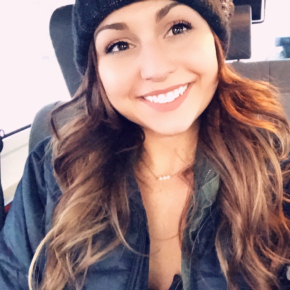 Profile Picture of Nicolette Feltman (@nickowett) on Poshmark