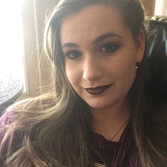 Profile Picture of Victoria Badeaux (@vbadeaux) on Poshmark