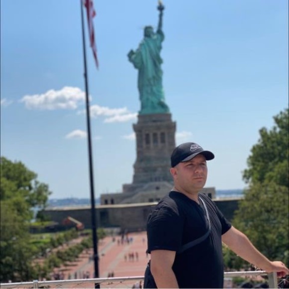 Profile Picture of Samy Samy (@bqpom30) on Poshmark