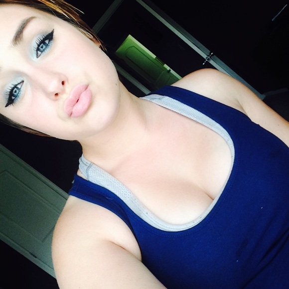 Profile Picture of Arrianna Zawatzki (@arri333) on Poshmark