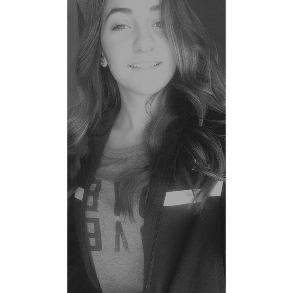 Profile Picture of Alexa Barrett (@20barretta) on Poshmark
