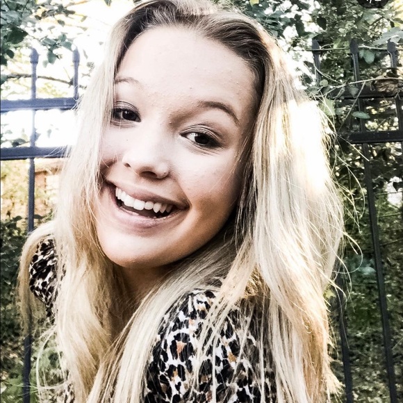 Profile Picture of Victoria Oswald (@victoriaoswa170) on Poshmark