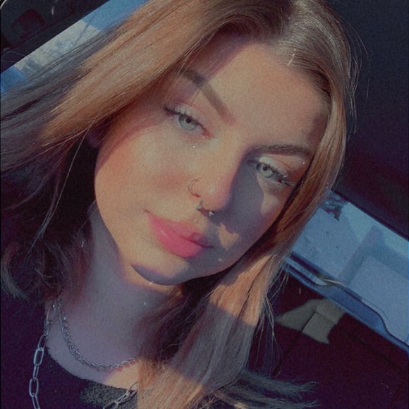 Profile Picture of Mia Richards (@miarichards192) on Poshmark