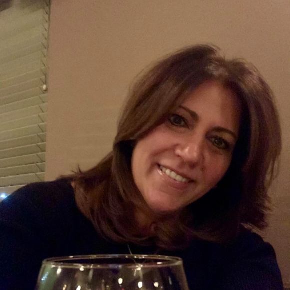 Profile Picture of Lisa Vitiello (@vitilee) on Poshmark