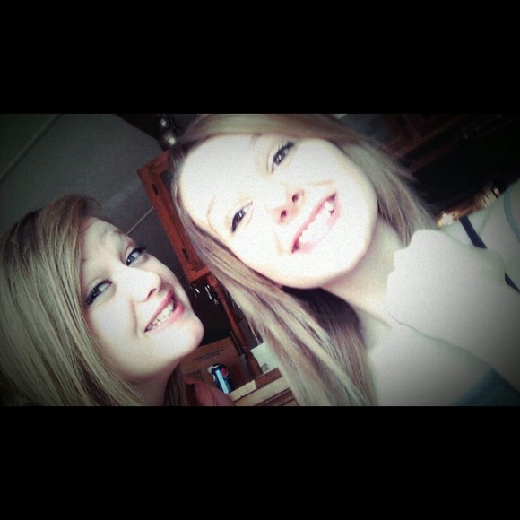 Profile Picture of Angie Gloetzner (@angieisabella) on Poshmark