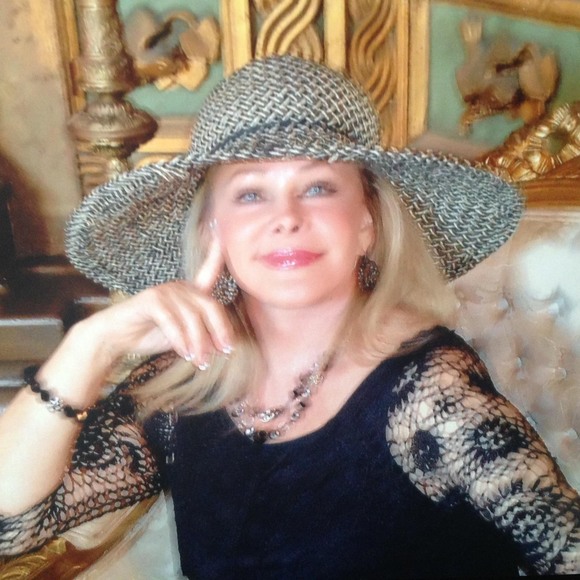 Profile Picture of Cynthia Miller (@cyndova) on Poshmark