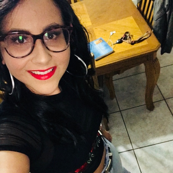 Profile Picture of Lyanne Murga (@lymurga25) on Poshmark