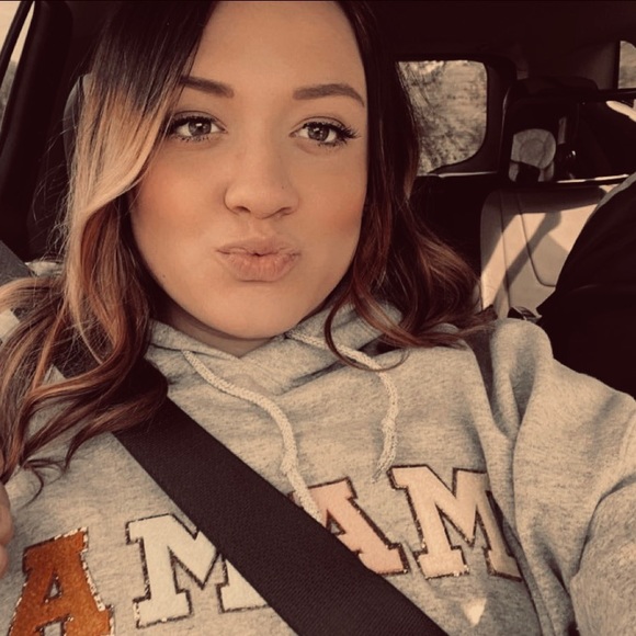 Profile Picture of Hannah Strawn (@hannahstrawn) on Poshmark