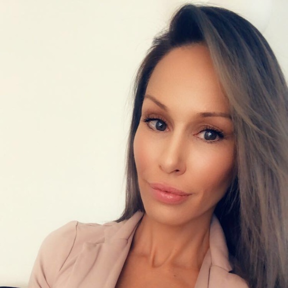 Profile Picture of Stacee Samuel (@sleelv702) on Poshmark