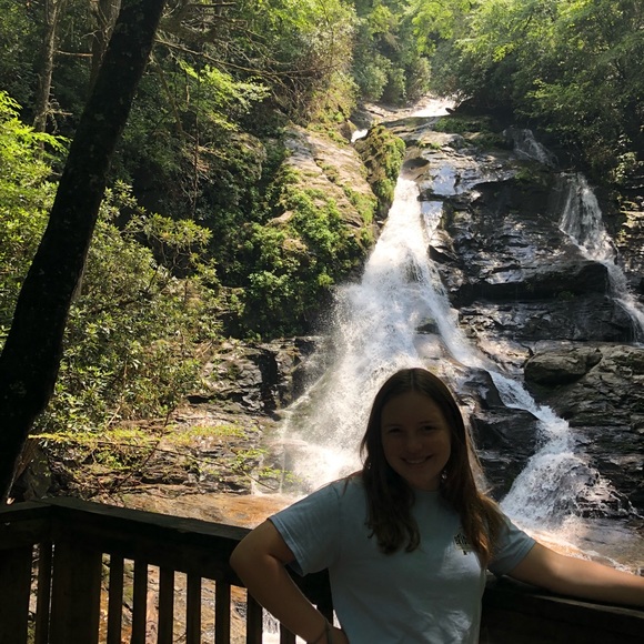 Anna Newhoff - Poshmark Profile Picture of Anna Newhoff (@annanewhoff12) on Poshmark