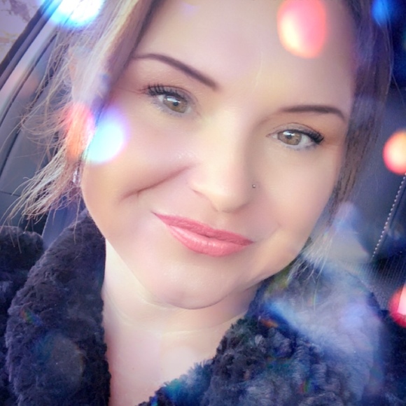 Profile Picture of April Genobles (@april_genobles) on Poshmark