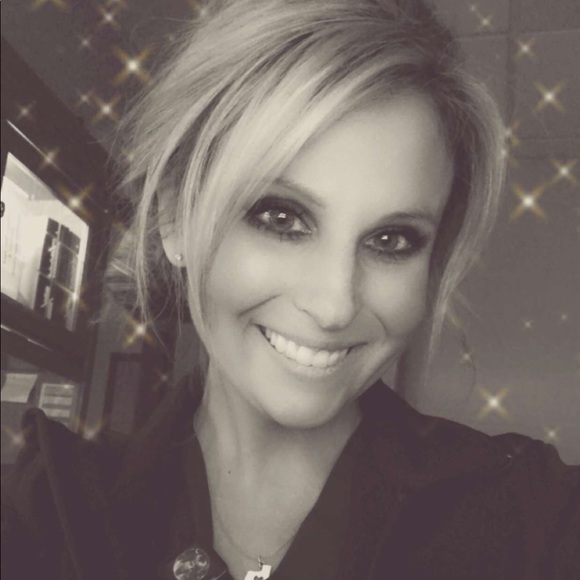 Profile Picture of Melissa Sliva (@mksliva) on Poshmark