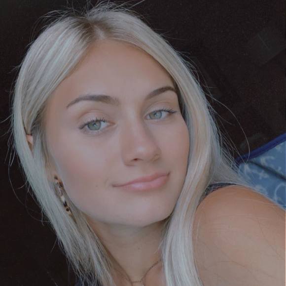 Profile Picture of Alyssa Schelsteder (@aschelsteder) on Poshmark