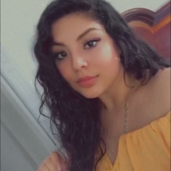 Profile Picture of Arely Sanchez (@arelysanchez13) on Poshmark