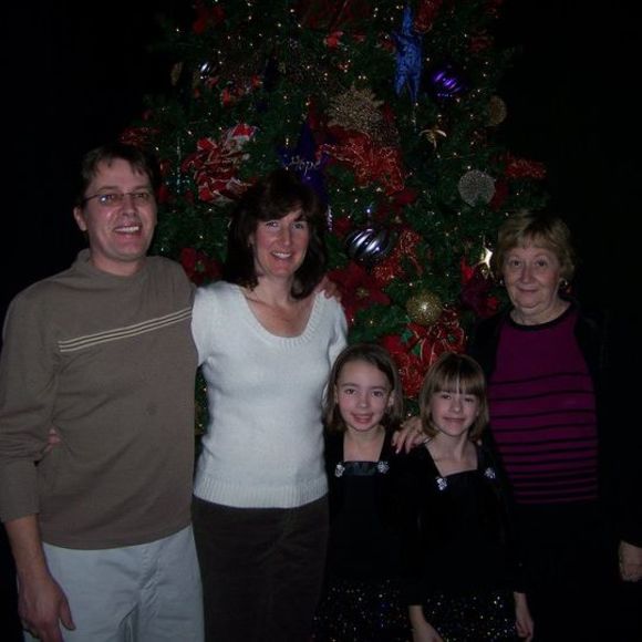 Profile Picture of Roxanne Holding (@signanddesign) on Poshmark