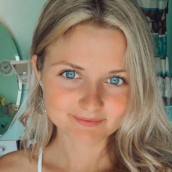 Profile Picture of Sarah Comer (@sarahncomer) on Poshmark