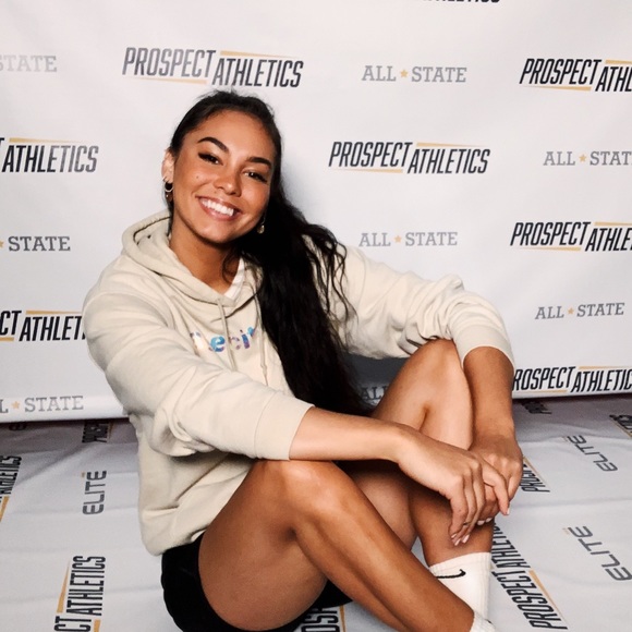 Profile Picture of Alexia Novelli (@alexianovelli) on Poshmark