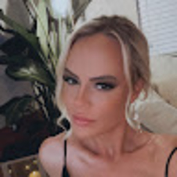 Profile Picture of Heather Chase (@heatherpalmtree) on Poshmark