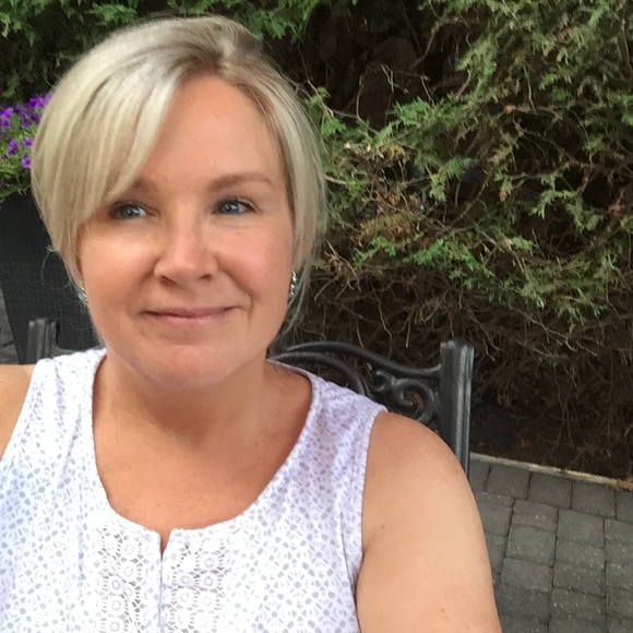 Profile Picture of Erin Matthews (@erinmatthews38) on Poshmark