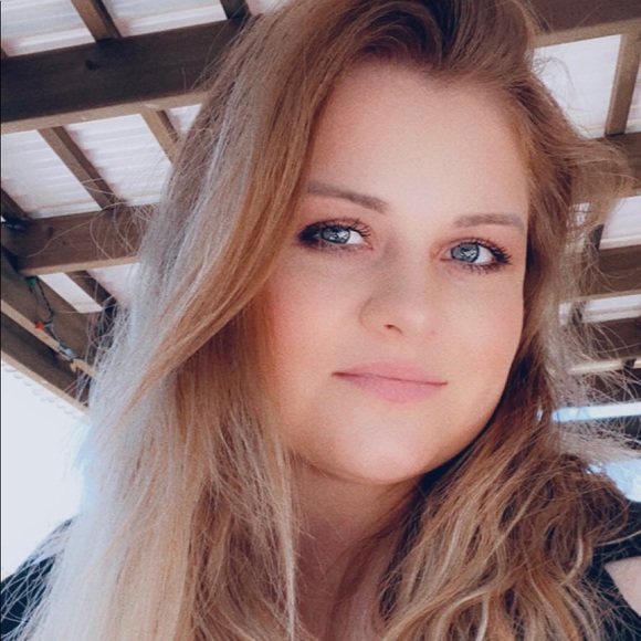 Profile Picture of Anita Stupina (@anita_stupina) on Poshmark