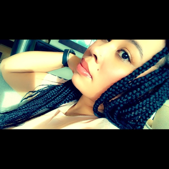 Profile Picture of Julia Tolliver (@julia_tolliver) on Poshmark