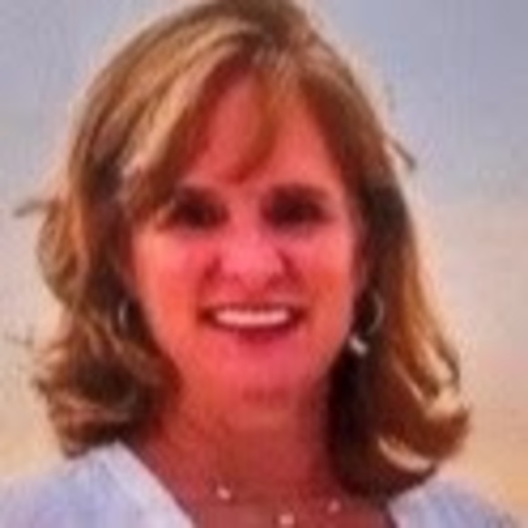 Profile Picture of Lisa Koslovsky (@lisakoslovsky) on Poshmark