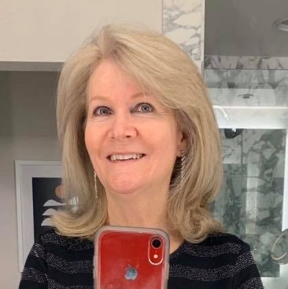 Profile Picture of Sandi Foster (@moxielv) on Poshmark