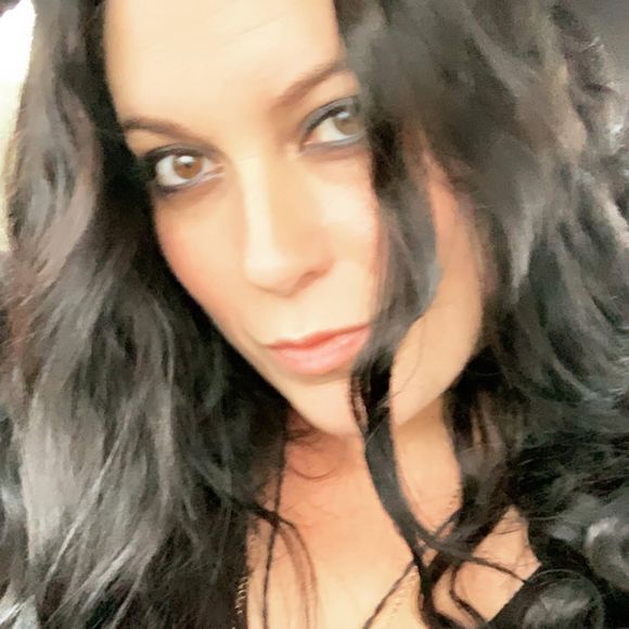 Profile Picture of Danielle Wilder (@danielle_wilder) on Poshmark