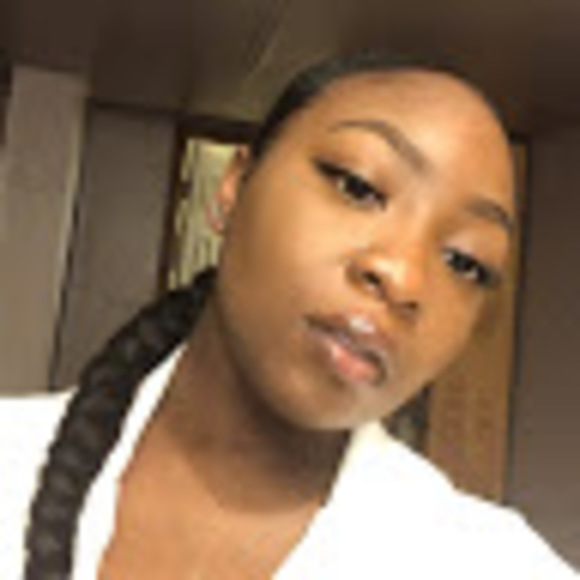 Profile Picture of Adaeze Ashiedu (@offdaez) on Poshmark