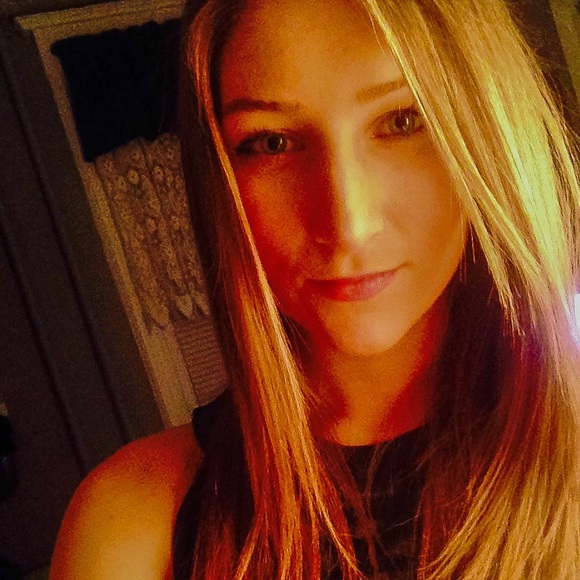 Profile Picture of Kimberly Weinel (@kimberly_89) on Poshmark