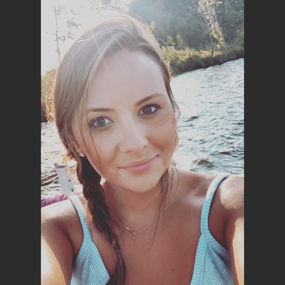 Profile Picture of Ellyn Conhartoski (@ellemay23) on Poshmark