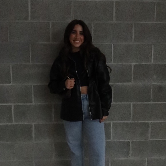 Profile Picture of Maddie Przybyla (@madprz16) on Poshmark