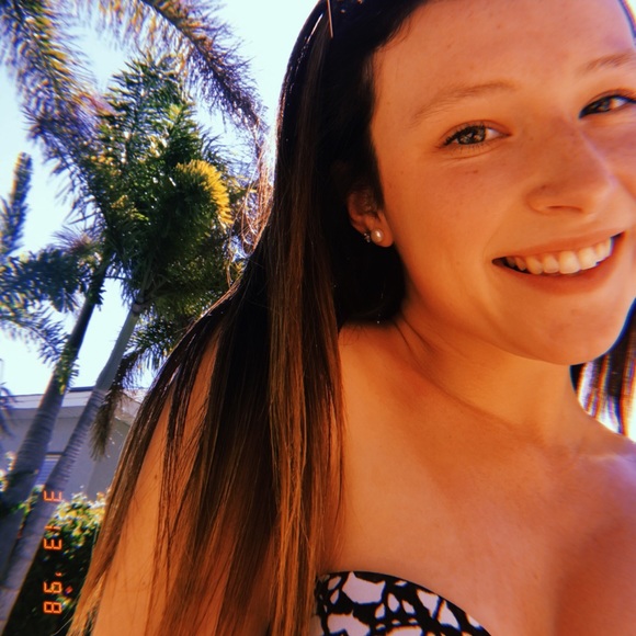 Profile Picture of Sydney Grossman (@syd_g1359) on Poshmark
