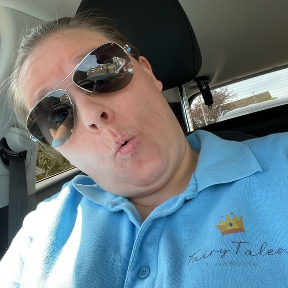 Profile Picture of Lara Cook (@lara_cook) on Poshmark