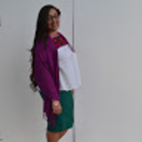 Profile Picture of Marivel Mendoza (@marmaticc) on Poshmark