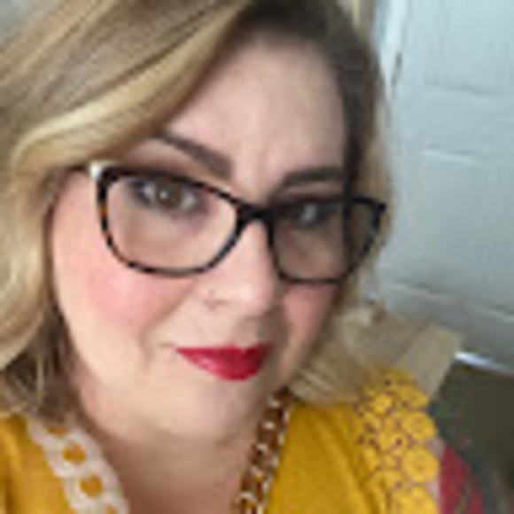 Profile Picture of Lisa Comiskey (@lisacomiskey25) on Poshmark