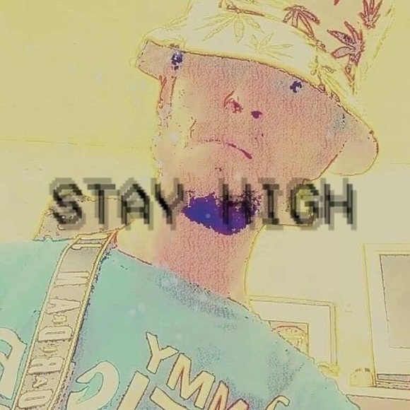 Profile Picture of Dylan Devries (@dylandevries64) on Poshmark